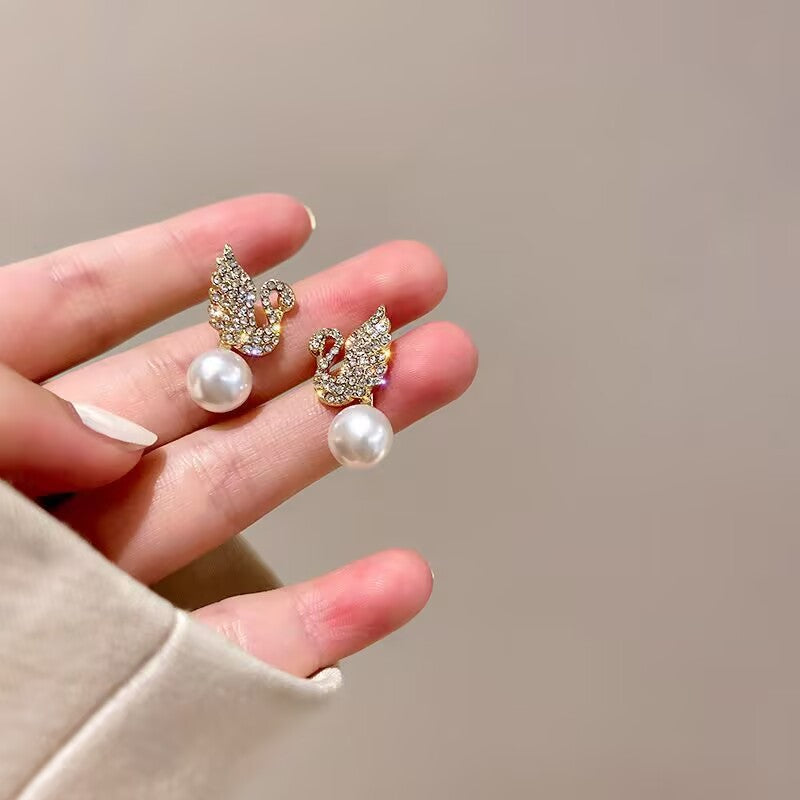 Swan Pearl Earrings - Golden
