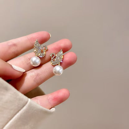 Swan Pearl Earrings - Golden